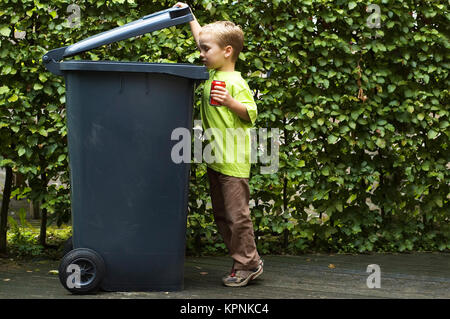 Junge Trashing ein Kann Stockfoto