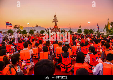 PAYAO, THAILAND - 14. FEBRUAR 2014: Buddhisten mit Mönchen Respekt zu Buddha Bild an Buddh ist-Tempel auf der Insel Payao See für Buddhistische Meri Stockfoto