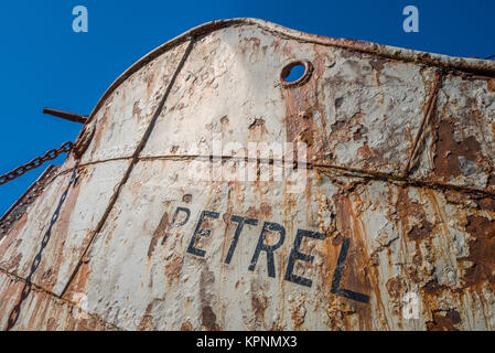 Harpune Gewehr im Bug des rostigen Walfänger Stockfoto