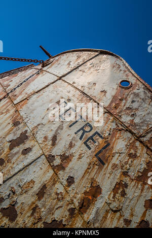 Harpune in abgewinkelten Bug des rostigen Walfänger Stockfoto