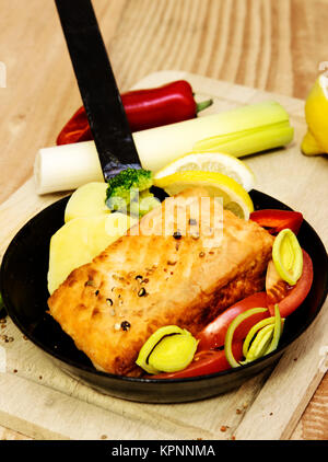 Pfanne mit Lachs Filets und Gemüse. Studio gedreht. Stockfoto