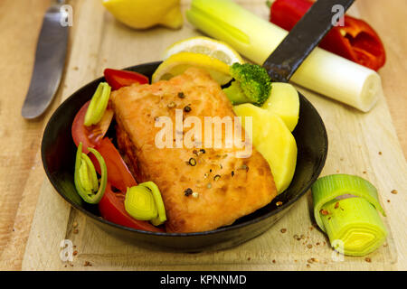 Pfanne mit Lachs Filets und Gemüse. Studio gedreht. Stockfoto