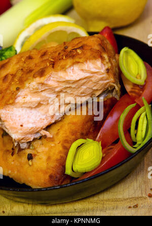 Pfanne mit Lachs Filets und Gemüse. Studio gedreht. Stockfoto