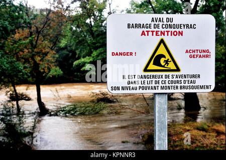 Anmelden Warnung vor der Gefahr befinden, die der Damm Wasser vor zurück Stockfoto