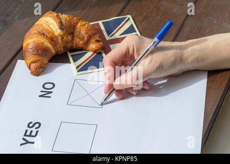 Weibliche Hand gefüllt Nein im Referendum Stockfoto