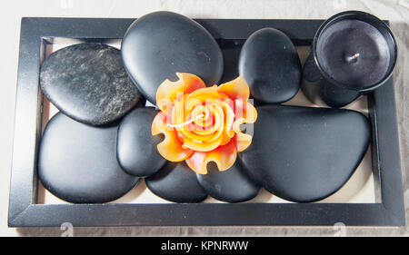 Kerze schwarz Steine Stockfoto