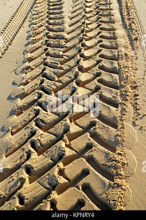 Eine Ansicht von Traktor und Anhänger Reifenspuren im Sand am Strand am Meer Palling, Norfolk, England, Vereinigtes Königreich. Stockfoto