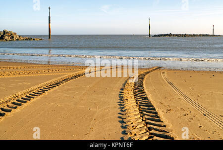 Traktor und Anhänger Reifenspuren im Sand nach Beginn einer küstenfischerei Boot auf See Palling, Norfolk, England, Vereinigtes Königreich. Stockfoto