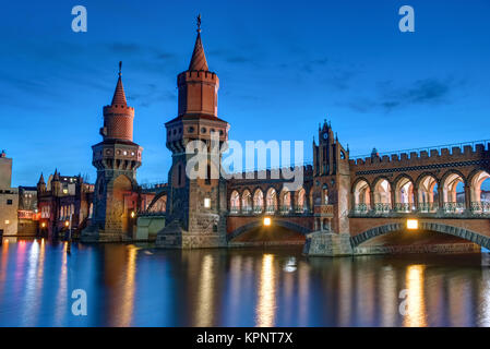 Morgengrauen im OberbaumbrÃ¼cke in Berlin, Deutschland Stockfoto