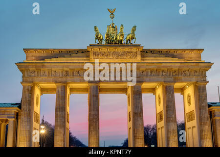 Morgendämmerung am brandenburger Tor in berlin, deutschland Stockfoto