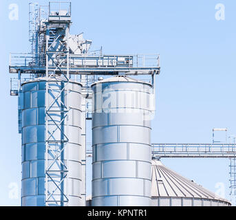 Lagerung Anlage Getreide und Erzeugung von Biogas; Silos und Trocknung Türme Stockfoto