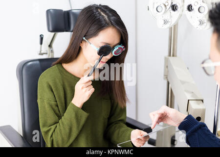 Frau, die ihre Augen untersuchen Stockfoto