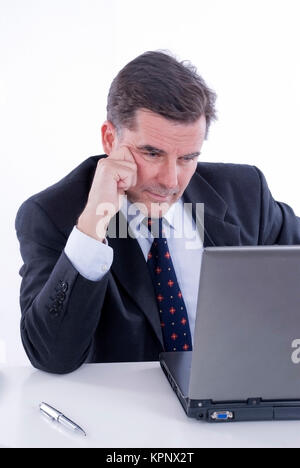 Model Release, Geschaeftsmann, 50 +, Bei der Arbeit am Laptop - Geschäftsmann im Büro Stockfoto