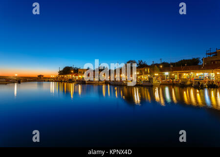 Der Hafen von Molyvos gegen einen klaren Himmel auf den nördlichen Teil von Lesbos, in der Provinz von alten Mithymna, die zweite größte Festung Stockfoto