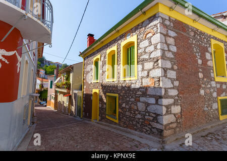 Das malerische Dorf Agiasos ist im südlichen Teil der Insel Lesvos und ist berühmt für die malerischen Gebäude und Kirchen Stockfoto