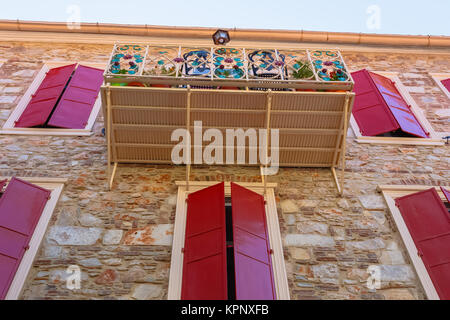 Das malerische Dorf Agiasos ist im südlichen Teil der Insel Lesvos und ist berühmt für die malerischen Gebäude und Kirchen Stockfoto