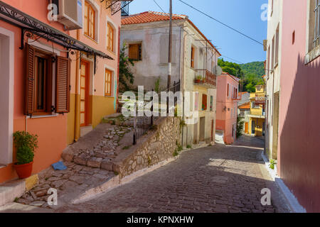 Das malerische Dorf Agiasos ist im südlichen Teil der Insel Lesvos und ist berühmt für die malerischen Gebäude und Kirchen Stockfoto