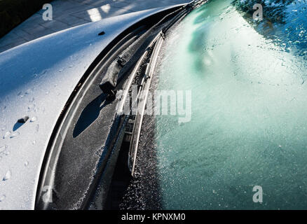 Gefrorene auto Windschutzscheibe und Scheibenwischer und Haube. Stockfoto