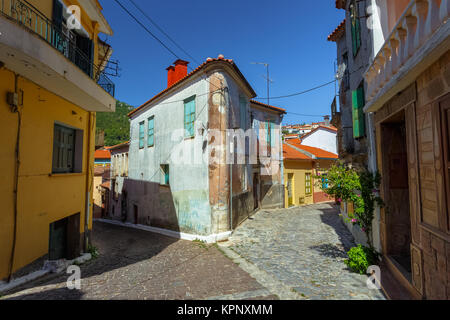 Das malerische Dorf Agiasos ist im südlichen Teil der Insel Lesvos und ist berühmt für die malerischen Gebäude und Kirchen Stockfoto