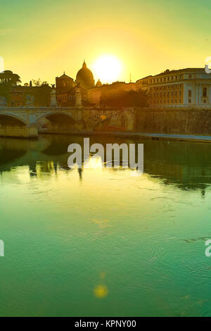 HDR-Bild der Blick über den Fluss Tiber und dem Vatikan in Rom, Italien, Europa. Stockfoto