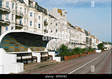 Die Promenade an der Küste von Hastings, an der südlichen Küste von East Sussex, Großbritannien, nach Osten Stockfoto