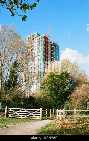 Neue Appartementhaus im Bau, von woodberry Feuchtgebiete Naturschutzgebiet, nördlich von London UK gesehen Stockfoto