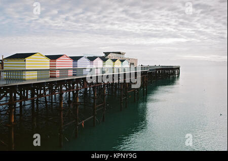 Der Pier von Hastings, East Sussex, UK, mit Händler Badekabinen, mit Meerblick Stockfoto