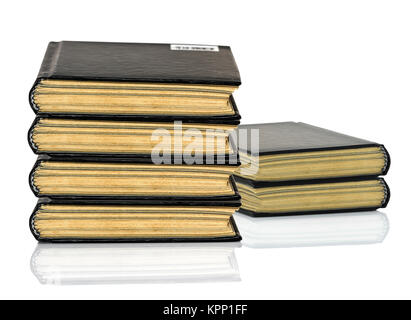Schwarzes Buch ist die Verlegung mit Schatten auf weißem Hintergrund Stockfoto