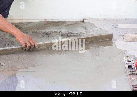 Builder Arbeiter putz Beton am Boden Stockfoto