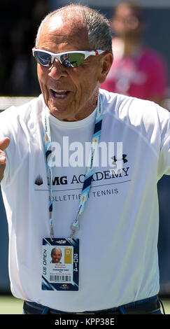 FLUSHING NY - 28. August: Nick Bollettieri ist Tag vier der 2014 US Open am USTA Billie Jean King National Tennis Center gesichtet am 28. August 2014 in der Nähe der Queens Borough von New York City. Personen: Nick Bollettieri Stockfoto