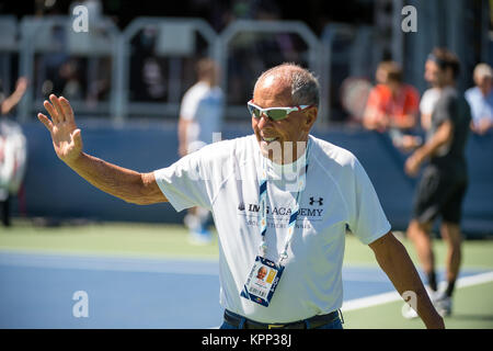 FLUSHING NY - 28. August: Nick Bollettieri ist Tag vier der 2014 US Open am USTA Billie Jean King National Tennis Center gesichtet am 28. August 2014 in der Nähe der Queens Borough von New York City. Personen: Nick Bollettieri Stockfoto