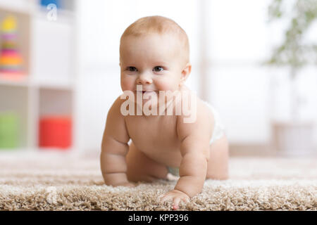 Lustige baby boy Kriechen auf dem Boden zu Hause Stockfoto