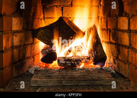 Das Verbrennen von Holz im Feuer-Box von Kamin Stockfoto