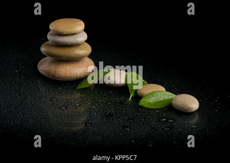 Balancing zen Steine auf Schwarz Stockfoto