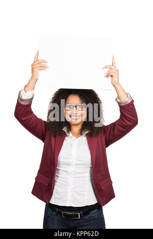 Freigestelltes Foto einer jungen Frau mit dunklen lockigen Haaren (afro-look) und Brille, sterben ein weißes leeres Blatt Papier über dem Kopf hält. Stockfoto