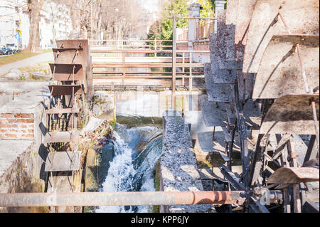 Alten Eisenrad eine Wassermühle. Ruine einer Wassermühle. Stockfoto