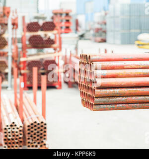Stapel von Stahlrohren für den Gerüstbau in Lager Stockfoto
