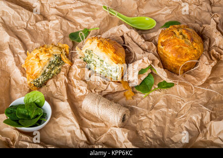 Spanakopita - Griechische Spinatkuchen mit Feta und Ricotta Stockfoto