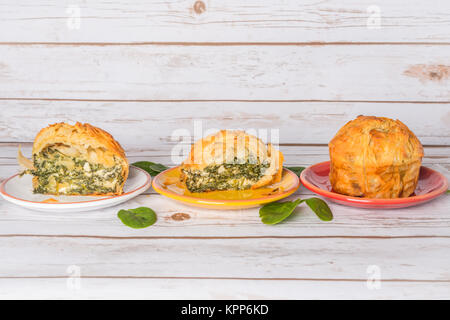 Spanakopita - Griechische Spinatkuchen mit Feta und Ricotta Stockfoto