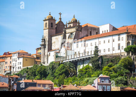 Igreja Dos Grilos Kirche auf einem Hügel im historischen Zentrum von Porto in Portugal. Stockfoto