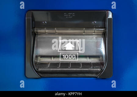 Getränkeautomat Banknote einfügen Stockfoto