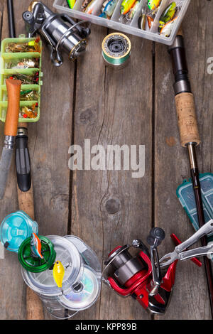 Angeln packt und Köder auf Holzbrett Stockfoto