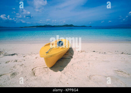 Eine gelbe Kajak Boot, Banana Island, Coron Palawan Philippinen Stockfoto