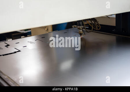 Schneiden stenciled Muster in Metall Stockfoto