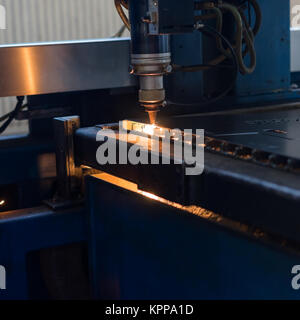 Schneiden stenciled Muster in Metall Stockfoto