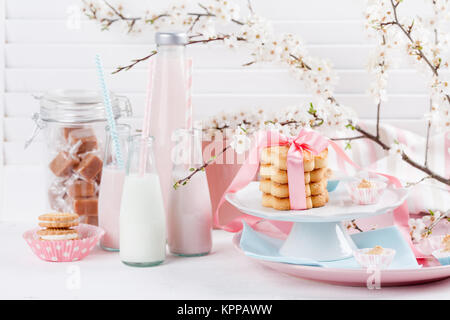 Milchshakes und Süßigkeiten in Rosa und Blau Stockfoto
