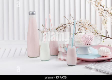 Baby in Rosa und Blau mit Milchshakes Stockfoto