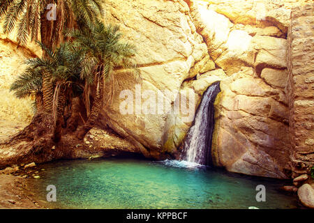 Malerischen Wasserfall in der Oase Chebika. Sahara, Tunesien, Südafrika. Stockfoto