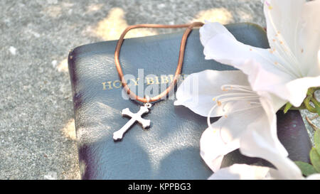 Christian Kreuz und biblischen Hintergrund Stockfoto