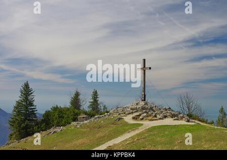 Gipfelkreuz unter den Kampenwandgraten,chiemgau,oberbayern Stockfoto